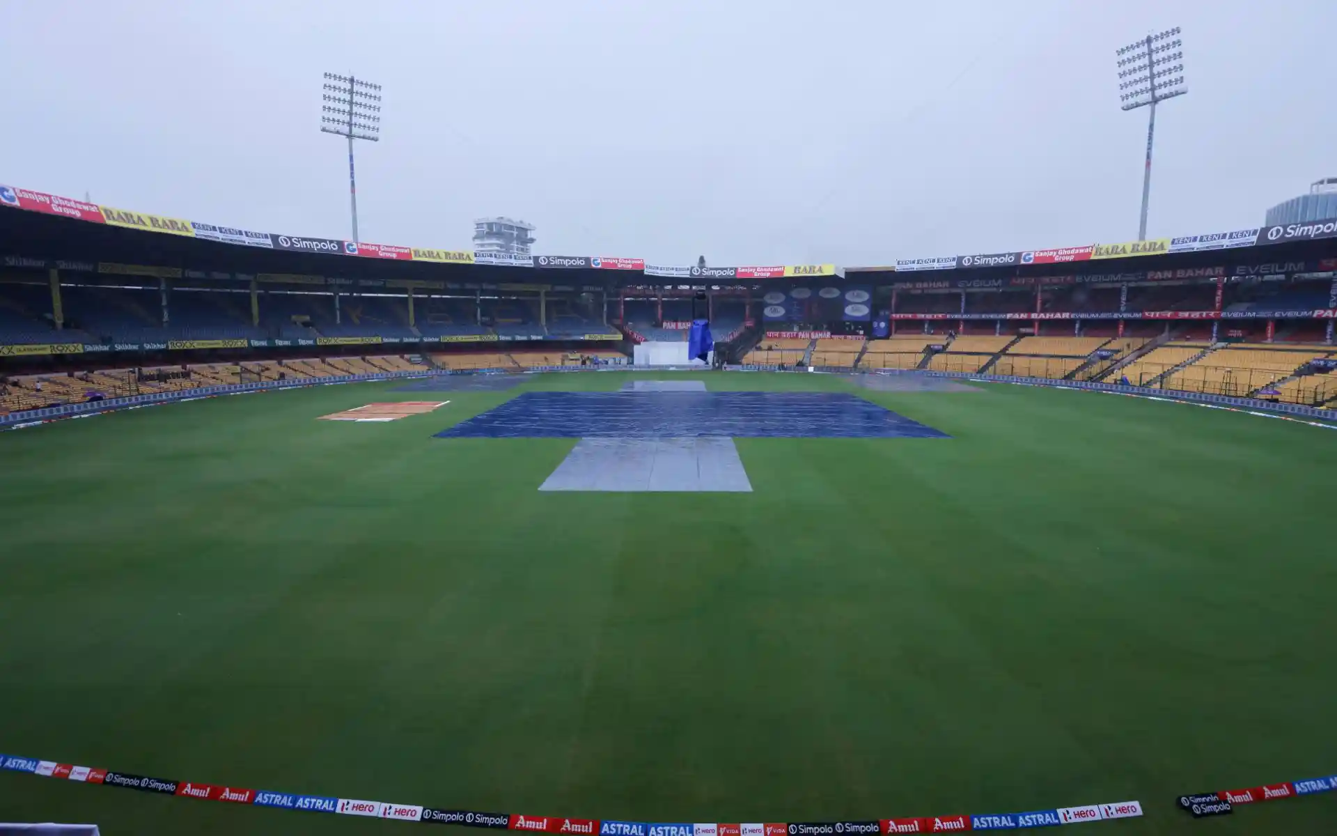 IPL 2025: RCB vs CSK मैच के लिए एम चिन्नास्वामी स्टेडियम, बेंगलुरू की मौसम और पिच रिपोर्ट